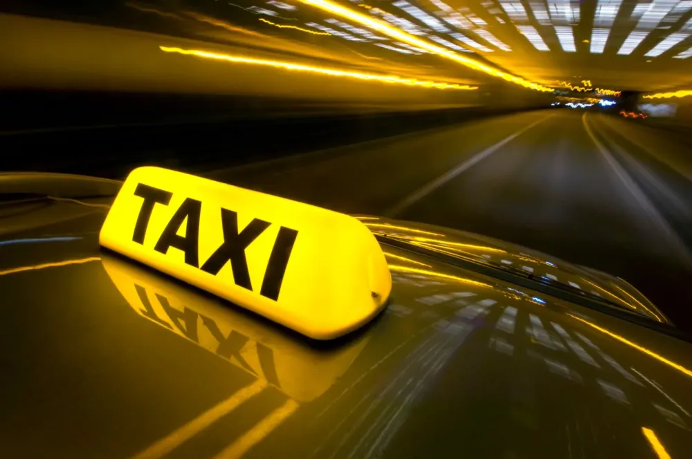 Taxi sous un pont